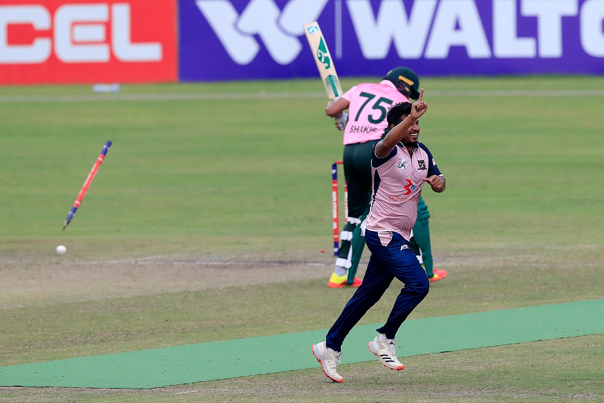 উড়ছে সাকিবের স্টাম্প। এনামুল হকের বলে বোল্ড হয়ে ফিরছেন মোহামেডানের তারকা অলরাউন্ডার।