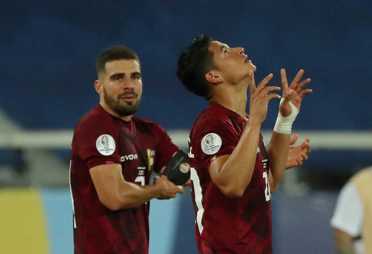 ভেনেজুয়েলাকে সমতায় ফেরানো গোলের পর রোনালাদ হার্নান্দেজ (ডানে)।