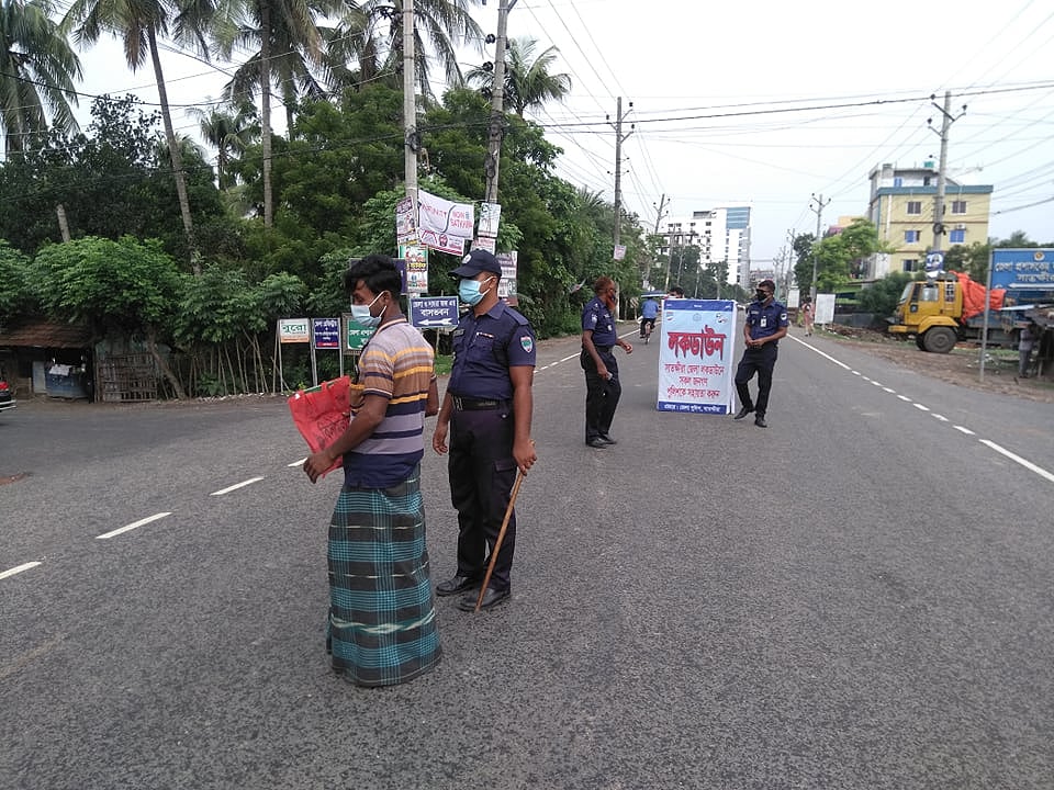 সাতক্ষীরা শহরের আমতলা এলাকায় পুলিশের ব্যারিকেড। তৃতীয় দিনের লকডাউনে আজ সোমবার দুপুরে