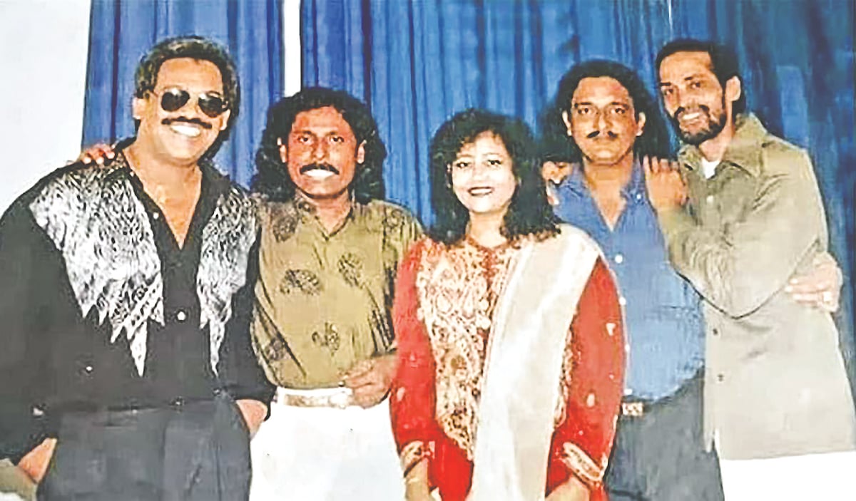 ইঞ্জিনিয়ারিং ইনস্টিটিউশন মিলনায়তনে পাঁচ তারকার কনসার্টে ফেরদৌস ওয়াহিদ, ফকির আলমগীর, পিলু মমতাজ, ফিরোজ সাঁই ও আজম খান। ছবি: সংগৃহীত