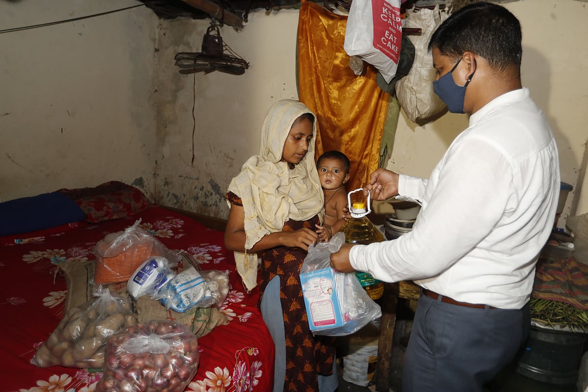 সুমি বেগমকে চাল, ডাল, বাচ্চার খাবারসহ উপহার দিয়েছেন ঢাকা উত্তর সিটি করপোরেশনের মেয়র আতিকুল ইসলাম।