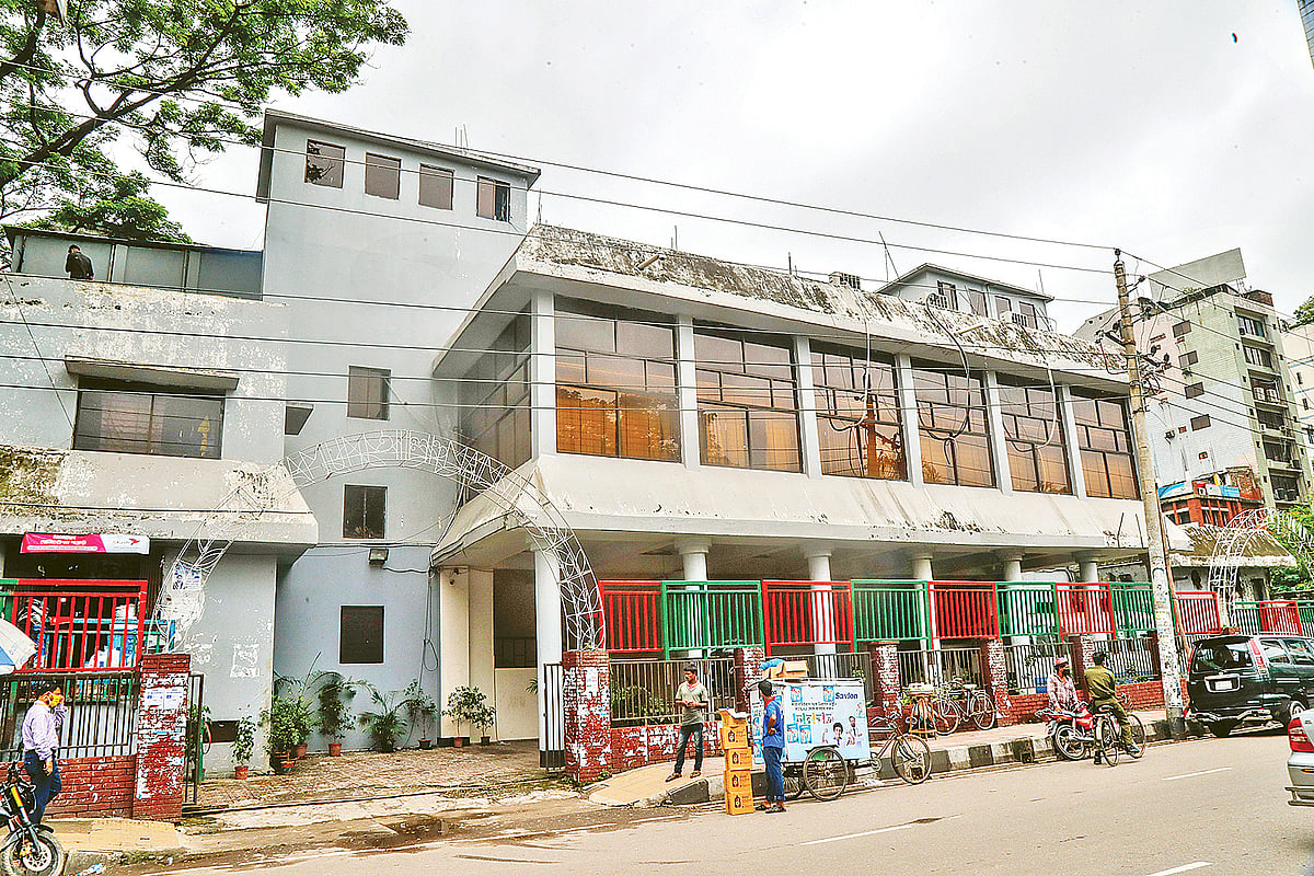 ঢাকা সিটি করপোরেশন ভাগ হওয়ার পর থেকে বনানী কমিউনিটি সেন্টারটি বন্ধ। সম্প্রতি কামাল আতাতুর্ক অ্যাভিনিউতে।