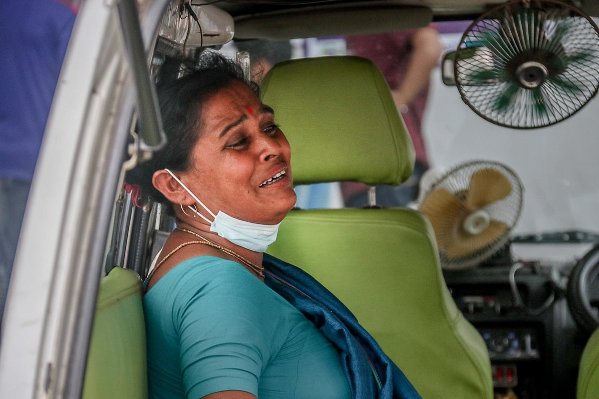 ভর্তির আগেই হাসপাতালের ফটকের সামনে অ্যাম্বুলেন্সেই মারা যান ষাটোর্ধ্ব স্বপন হালদার। এ সময় তাঁর স্ত্রী ও ছেলে কান্নায় ভেঙ্গে পড়েন। খুলনা ১৩০ শয্যাবিশিষ্ট ডেডিকেটেড করোনা হাসপাতালে, ৭ জুলাই