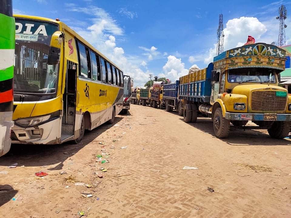 চাঁদপুর-শরীয়তপুর নৌপথের আলুর বাজার ফেরিঘাটে দীর্ঘ গাড়িজট
