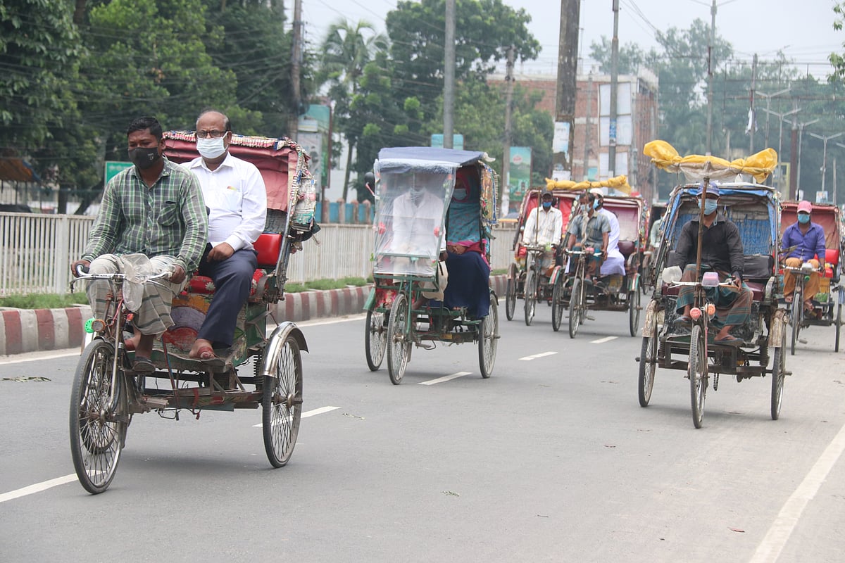 রংপুরে কঠোর বিধিনিষেধের ৬ষ্ঠ দিনে সড়কে যানবাহন চলাচল বেড়েছে। নিউ ইঞ্জিনিয়ার পাড়া, রংপুর, ৬ জুলাই।