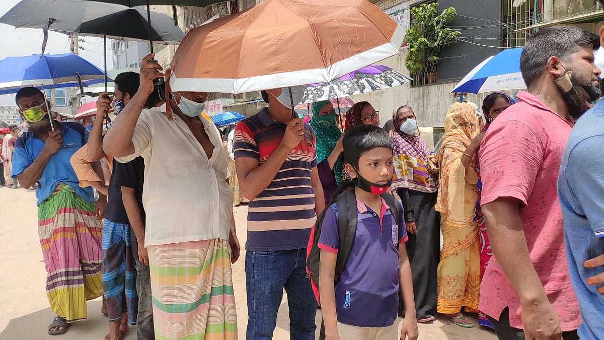 টিসিবির ভ্রাম্যমাণ ট্রাকসেলের লাইনে দাঁড়িয়ে আছে দ্বিতীয় শ্রেণিতে পড়ুয়া রাইসুল আহসান।