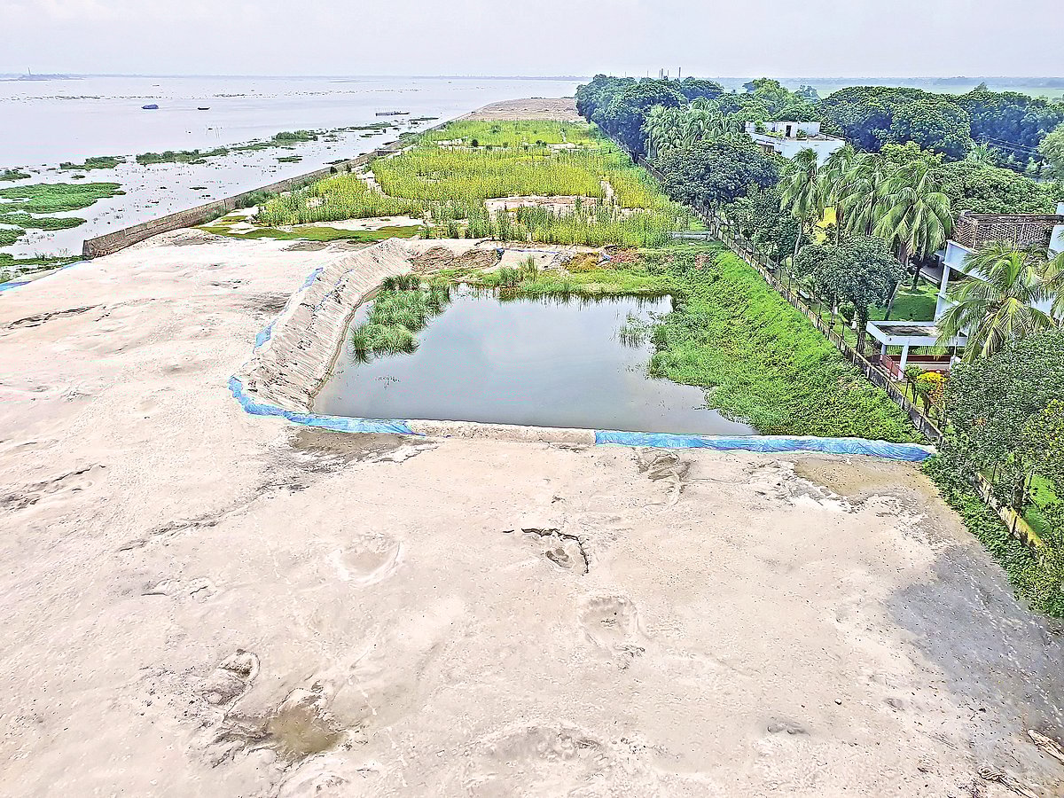 বিদ্যুৎকেন্দ্র নির্মাণের জন্য মেঘনা নদীর তীর দখল করে বালু দিয়ে ভরাট করা হয়েছে। এতে নদীর পানিপ্রবাহ বাধাগ্রস্ত হচ্ছে, নৌ চলাচলে বিঘ্ন ঘটছে। গত শনিবার ব্রাহ্মণবাড়িয়ার আশুগঞ্জ উপজেলার সোনারামপুর মৌজায়।