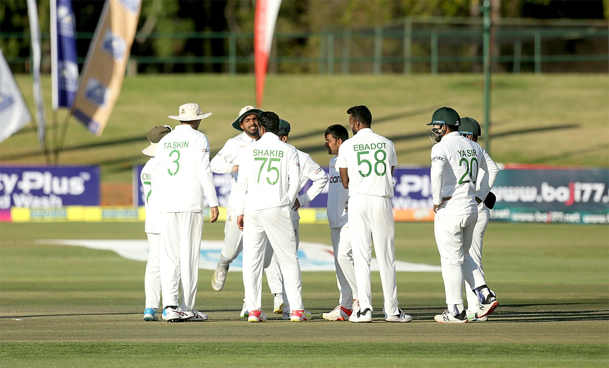 দিনটা এগিয়ে থেকে শেষ করল বাংলাদেশ।