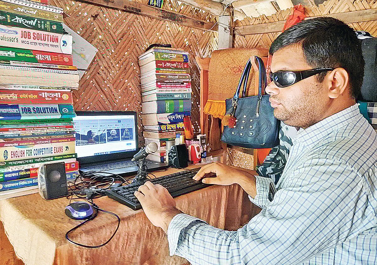 অনলাইনে অন্য দৃষ্টিপ্রতিবন্ধীদের কম্পিউটার প্রশিক্ষণ দিচ্ছেন দৃষ্টিপ্রতিবন্ধী শাহিন আলম। ঝিনাইদহের মহেশপুরে।