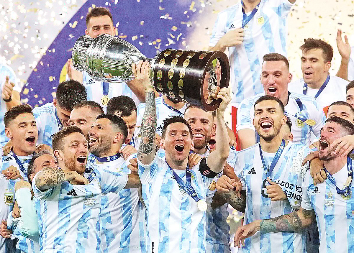 ফাইনালে ব্রাজিলকে হারিয়ে কোপা আমেরিকা জয়ের পর সতীর্থদের আনন্দের মধ্যমণি আর্জেন্টিনা দলের প্রাণভোমরা লিওনেল মেসি।