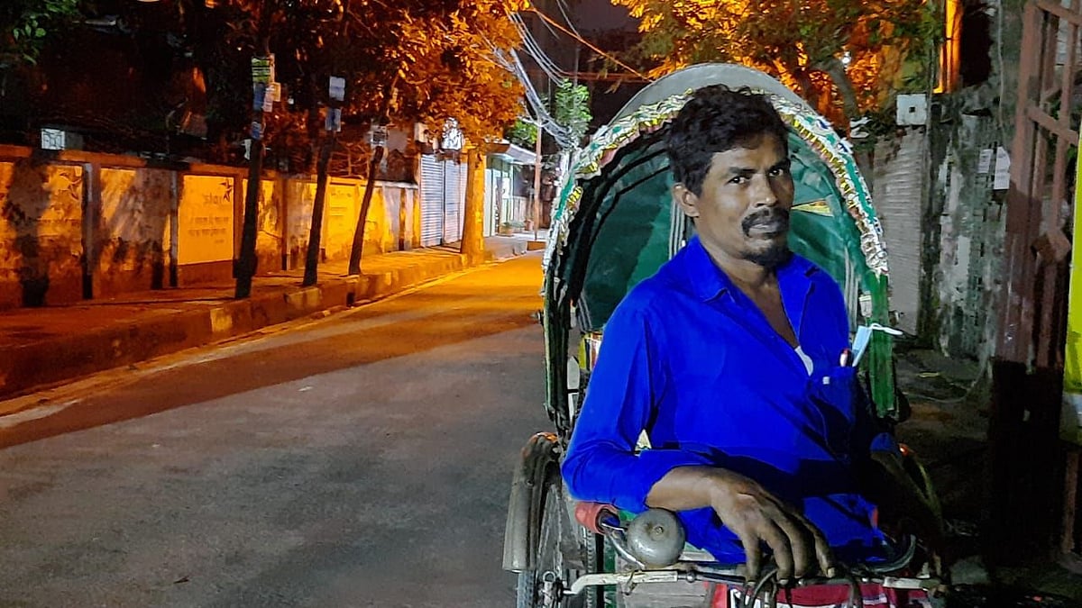 আনারুল ইসলাম আজ কোনো যাত্রীর দেখা পাননি।