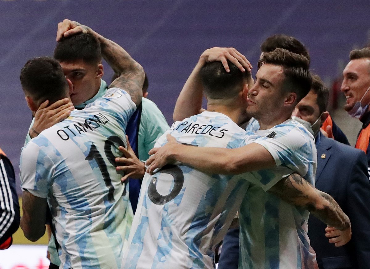 কলম্বিয়ার বিপক্ষে আর্জেন্টিনার সেমিফাইনাল জয়ের পর সতীর্থদের সঙ্গে পারেদেসের উদযাপন।