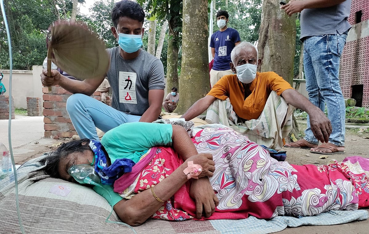 শ্বাসকষ্টে ভুগে চিকিৎসা নিতে যশোর জেনারেল হাসপাতালে এসেছিলেন রিনা বেগম। রোগীর চাপে ওয়ার্ডে জায়গা না থাকায় তাঁর ঠাঁই হয় খোলা আকাশের নিচে। আজ মঙ্গলবার বেলা ১টায়।