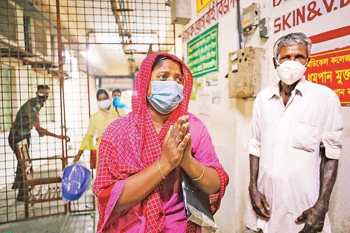 স্বামী আবদুস সবুর করোনা আক্রান্ত হয়ে রোববার থেকে চট্টগ্রাম মেডিকেল কলেজ হাসপাতালে চিকিৎসাধীন। গতকাল থেকে তীব্র শ্বাসকষ্ট দেখা দেওয়ায় চিকিৎসক আইসিইউতে স্থানান্তর করতে বলেছেন। কিন্তু খালি নেই আইসিইউ। অসহায় নাজমা বেগম চিকিৎসক, হাসপাতালকর্মী যখন যাঁকে দেখছেন, তাঁর কাছে হাতজোড় করে স্বামীকে আইসিইউতে ভর্তি করাতে মিনতি জানাচ্ছেন। গতকাল দুপুরে করোনা ইউনিটের সামনে।