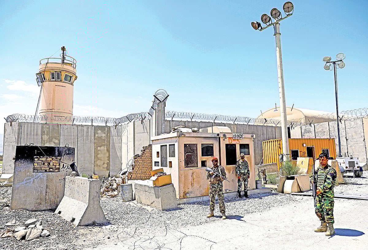 আফগানিস্তানের বাগরাম বিমানঘাঁটি। মার্কিন সেনারা এই ঘাঁটি ছেড়ে যাওয়ার পর এর নিরাপত্তার দায়িত্ব নেয় আফগান বাহিনী। গত শুক্রবার পারওয়ান প্রদেশে।