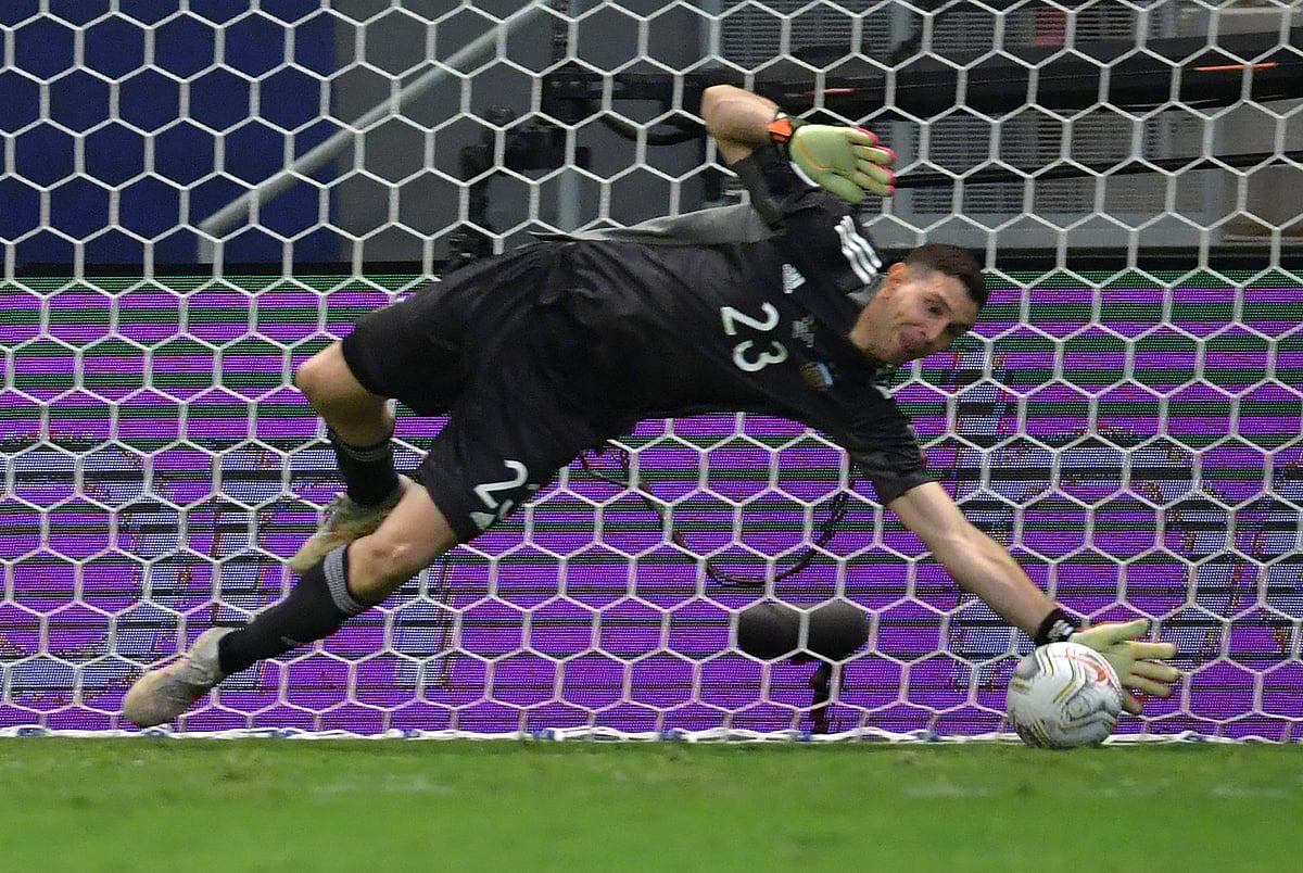 কলম্বিয়ার বিপক্ষে কোপা আমেরিকার সেমিফাইনালে টাইব্রেকারে তিনটি পেনাল্টি ঠেকিয়েছেন আর্জেন্টিনার গোলকিপার এমিলিয়ানো মার্তিনেজ।