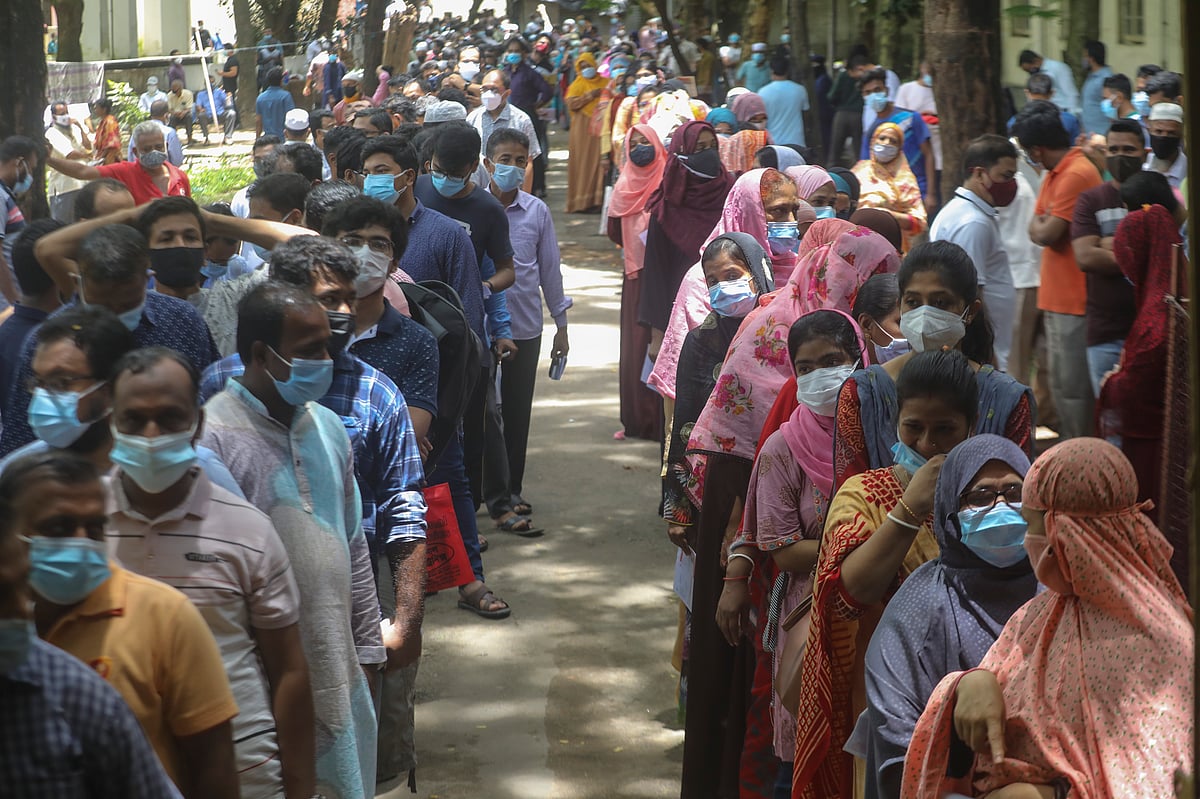 আজ মঙ্গলবার থেকে চট্টগ্রামের সব টিকাকেন্দ্রে শুরু হয়েছে গণটিকা কার্যক্রম। তাই সকাল থেকেই দীর্ঘ লাইনে সে সব কেন্দ্রে ভিড় করেন লোকজন। আজ সকাল সাড়ে ১১টায় চট্টগ্রাম মেডিকেল কলেজ হাসপাতালে।
