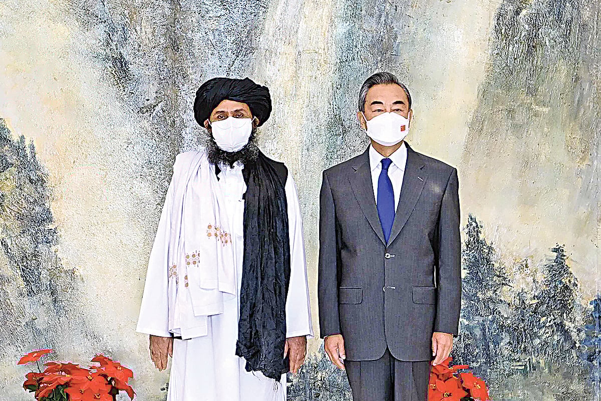 চীনের পররাষ্ট্রমন্ত্রী ওয়াং ই (ডানে) এবং তালেবানের রাজনৈতিক প্রধান মোল্লা আবদুল গনি বারাদার। সম্প্রতি তিয়ানজিনে