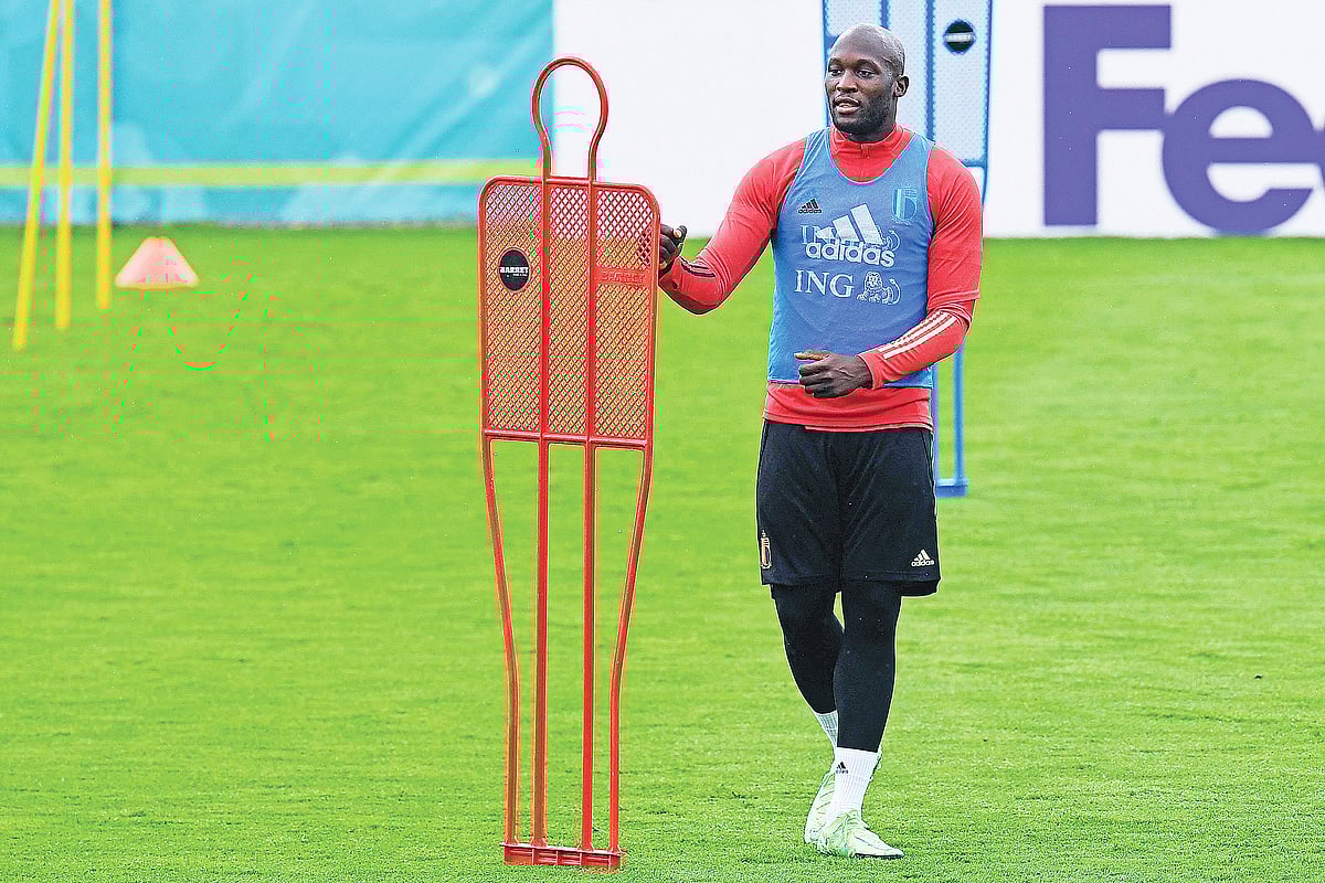 আজ জয় হবে কার—লুকাকু, নাকি ইতালির রক্ষণের? ইতালির আঁটসাঁট রক্ষণ পেরোনোর অনুশীলনটা কাল ভালোভাবেই সেরে নিয়েছেন বেলজিয়ামের স্ট্রাইকার রোমেলু লুকাকু।