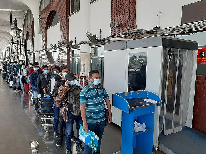 বিদেশগামীরা, তবে টিকার জন্য নিবন্ধন করতে গিয়ে নানা ভোগান্তিতে পড়ার অভিযোগ করেছেন তারা।