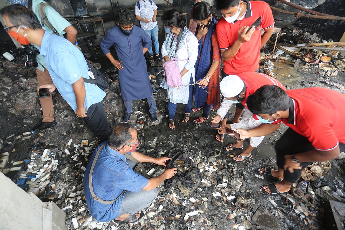 নারায়ণগঞ্জের রূপগঞ্জে হাসেম ফুডস লিমিটেড কারখানায় অগ্নিকাণ্ডের ঘটনায় ক্ষতিগ্রস্ত ভবনটি শনিবার সকালে পরিদর্শন করেন নাগরিক তদন্ত কমিটির প্রতিনিধি দল