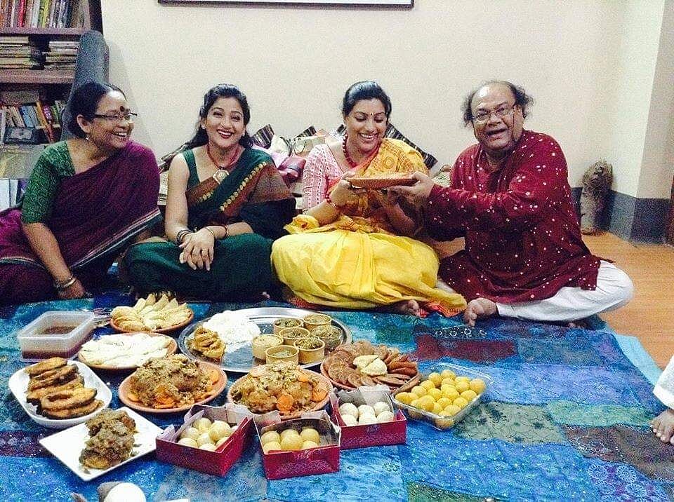 অভিনেত্রী দীপা
খন্দকার ও তাহমিনা
সুলতানা মৌয়ের 
স্বাদ আয়োজনে
নিজে রান্না করে
খাইয়েছিলেন
ওয়াহিদা মল্লিক
জলি। সঙ্গে ছিলেন
রহমত আলী ও
ছবি : সংগৃহীত