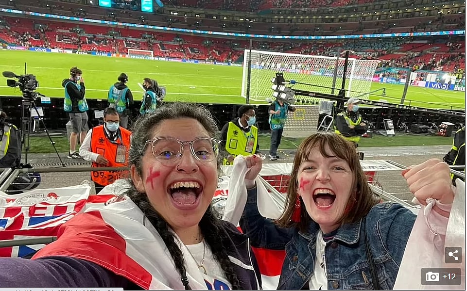 নিনা (বাঁয়ে) ও তাঁর বান্ধবী শার্লট।