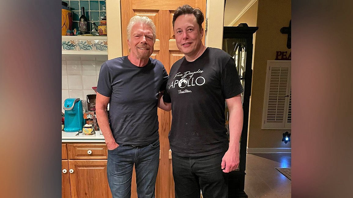 ভার্জিন গ্যালাকটিকের প্রতিষ্ঠাতা রিচার্ড ব্র্যানসনের সঙ্গে ইলন মাস্ক