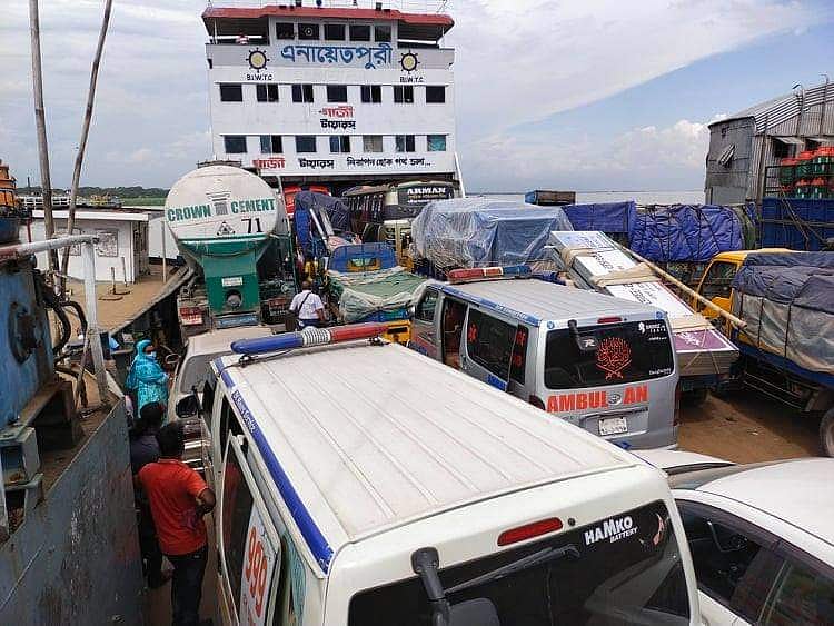 মুন্সিগঞ্জের শিমুলিয়া ঘাটে পারাপারের অপেক্ষায় পণ্যবাহী ট্রাক ও যানাবাহনের লাইন। শনিবার সকালে