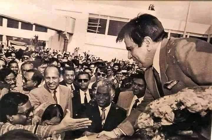 এফডিসিতে অভ্যর্থনা গ্রহণ করছেন দিলীপ কুমার। ছবি: সংগৃহীত