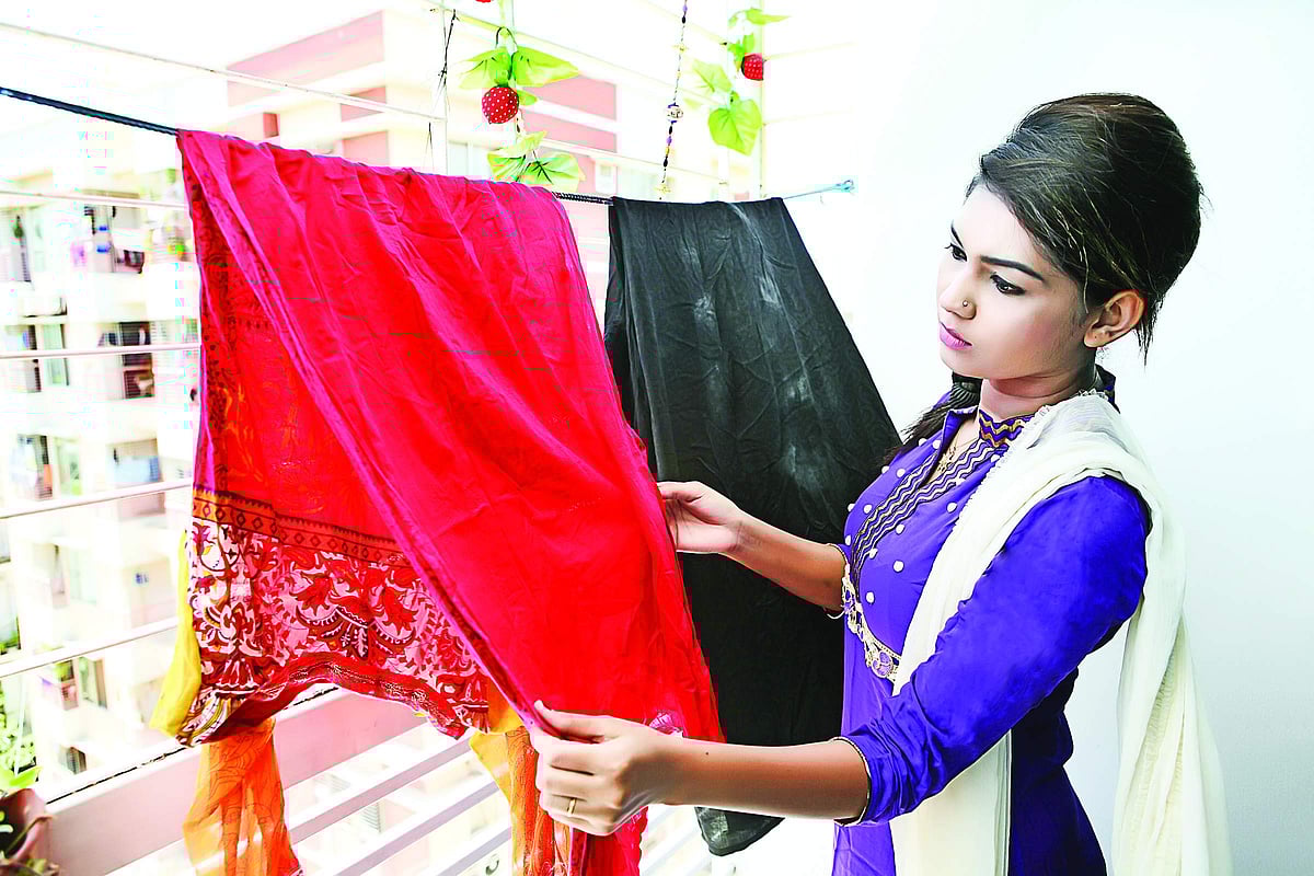 বৃষ্টির দিনে বারান্দায় কাপড় শুকান