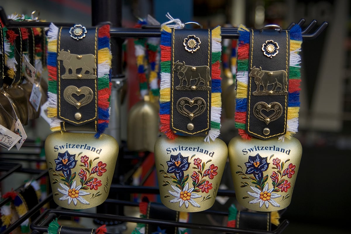 সুইজারল্যান্ডে সুভেনিরের দোকানে সাজানো গো-ঘন্টা