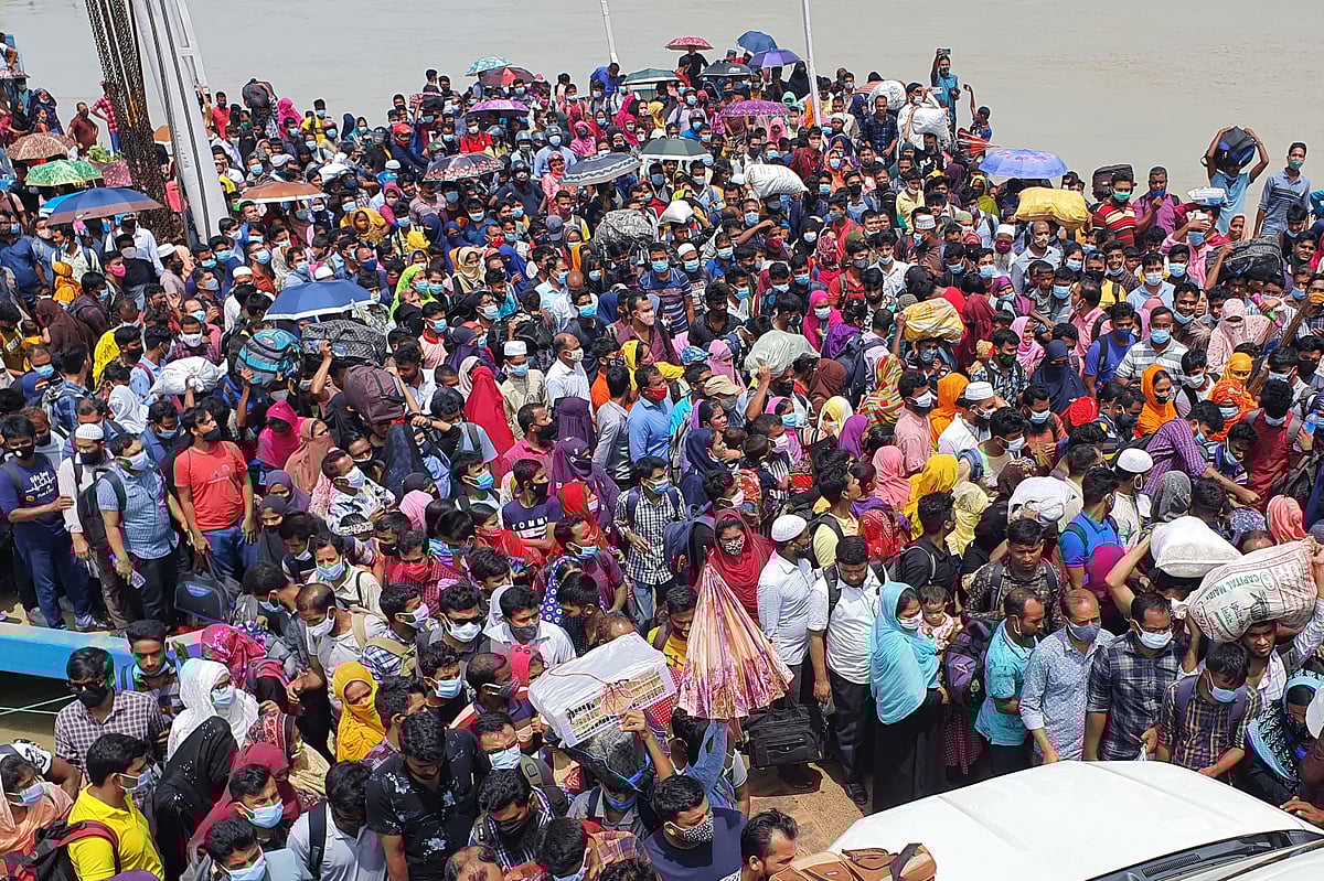 দক্ষিণ-পশ্চিমাঞ্চলের মানুষ রাজধানীর দিকে যে যেভাবে পারছেন, ছুটছেন। গোয়ালন্দ, ৩১ জুলাই।