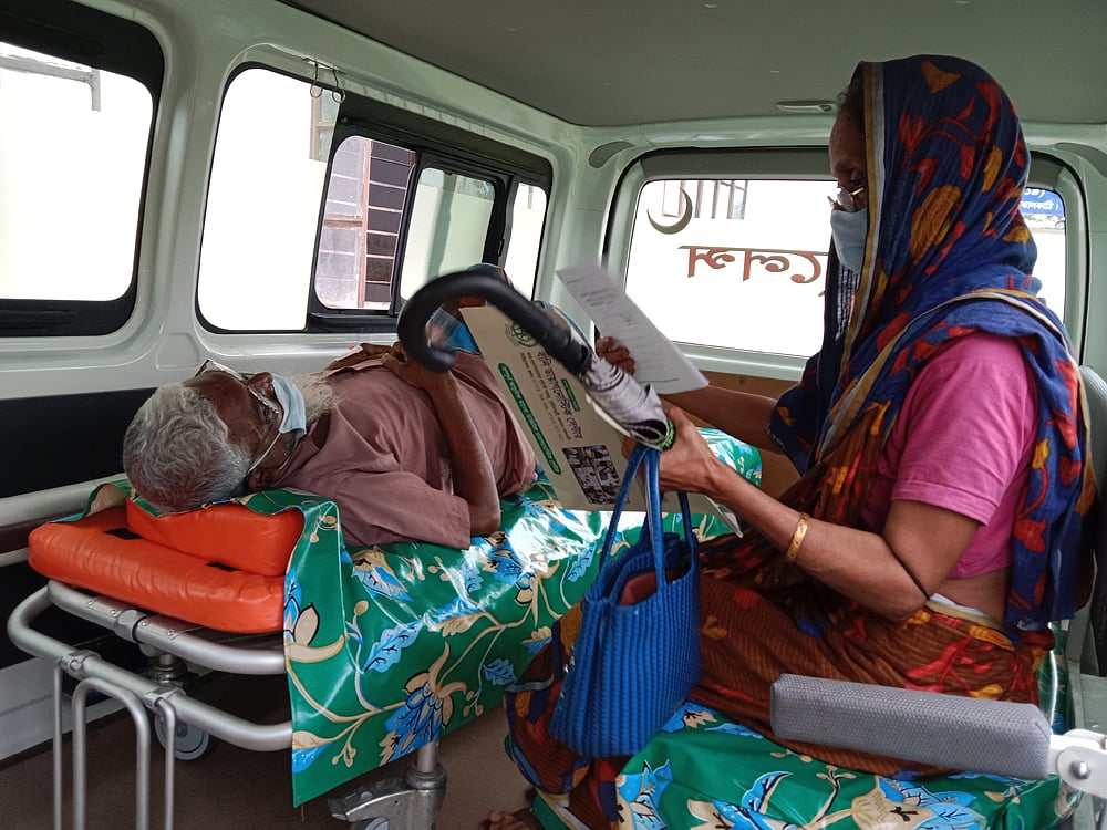 ঝালকাঠি সদর উপজেলার চর ভাটারকান্দা এলাকার শমসের আলী বৃহস্পতিবার সকালে  সদর হাসপাতালের  আইসোলেশন ওয়ার্ডে ভর্তি হন। কিন্তু তাঁর অক্সিজেনের মাত্রা ৭০–এ নেমে আসায় তাঁকে শুক্রবার সকালে বরিশাল শের-ই–বাংলা মেডিকেল কলেজ হাসপাতালে পাঠানো হয়।