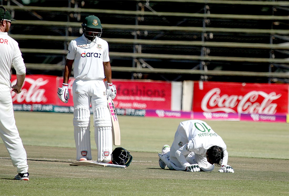 সেঞ্চুরির পর উইকেটে চুমু খেলেন সাদমান ইসলাম।
