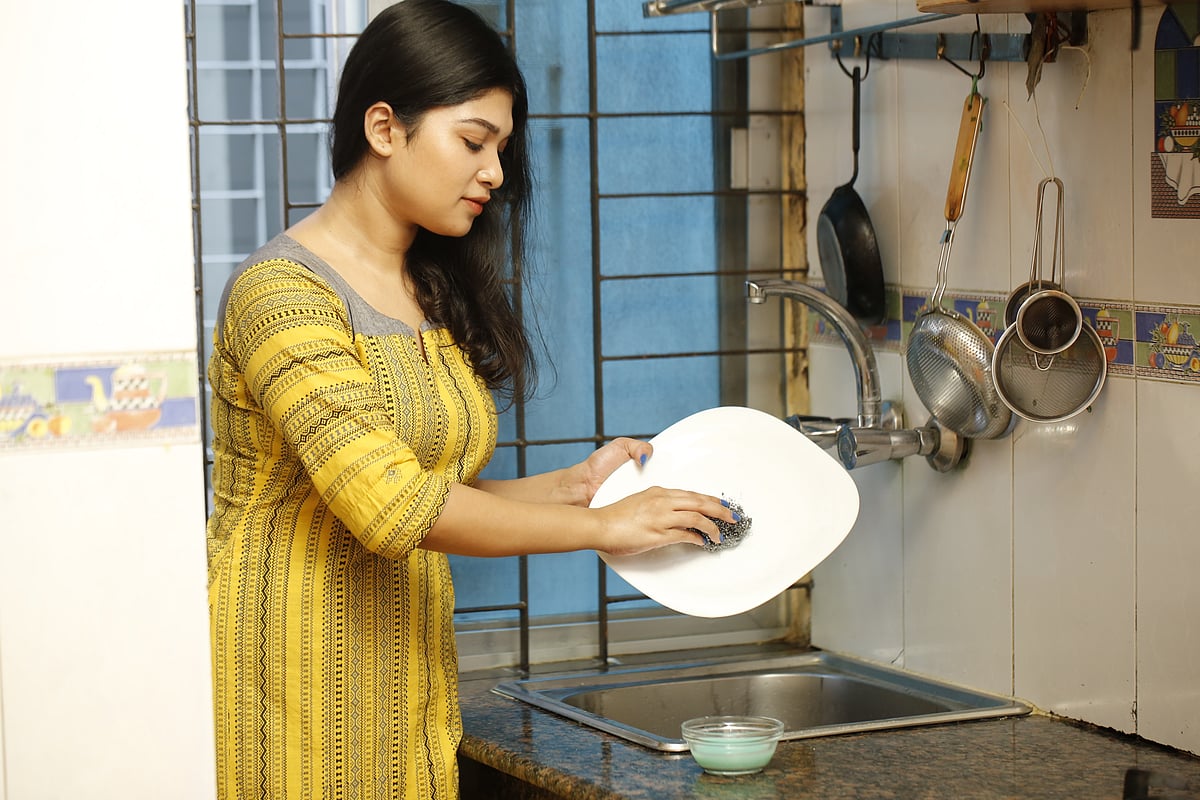 তরল সাবানে দূর হবে তৈজসপত্রের তেল চিটচিটে ভাব। মডেল: মারশিয়া,