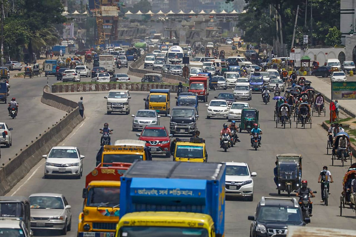 করোনা সংক্রমণ ঠেকাতে সরকারের চলমান বিধিনিষেধের আজ ১২তম দিন। দিন যতই যাচ্ছে সড়কে মানুষ ও ব্যক্তিগত গাড়ির সংখ্যা বাড়ছে। বিমানবন্দর সড়ক, উত্তরা, ১২ জুলাই।