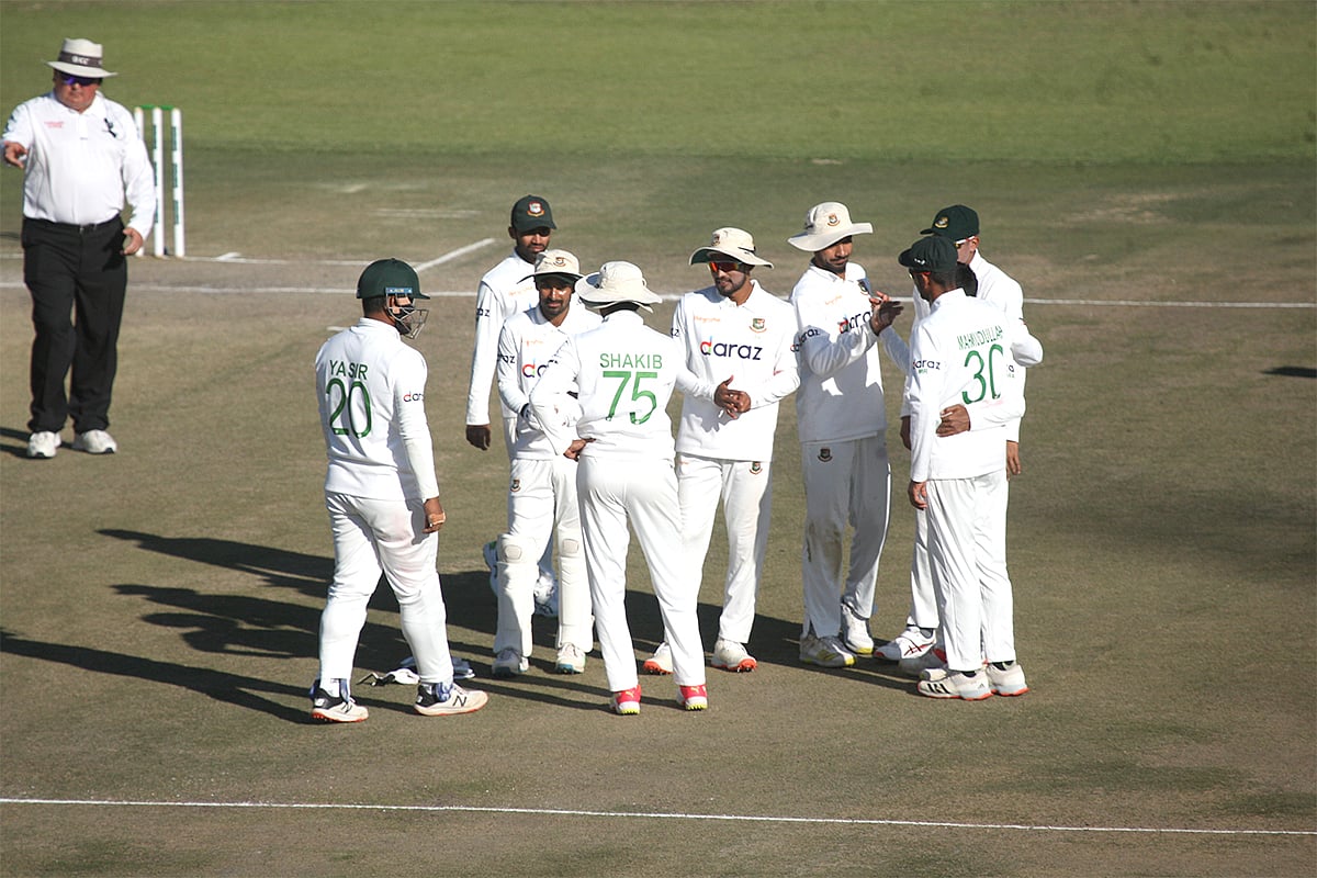 শেষ দিনের আগে এগিয়ে আছে বাংলাদেশ।