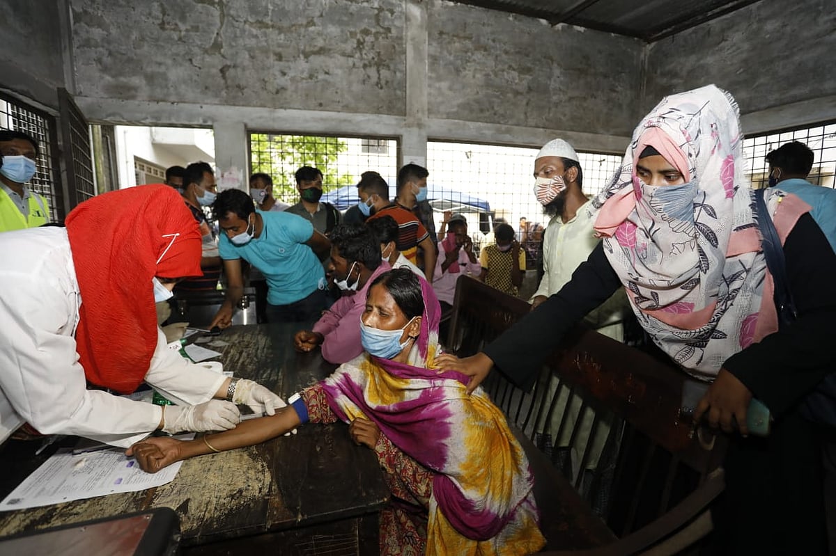 নারায়ণগঞ্জের হাসেম ফুড অ্যান্ড বেভারেজ লিমিটেডের অগ্নিকাণ্ডে নিহত ব্যক্তিদের স্বজনেরা ঢাকা মেডিকেল কলেজ হাসপাতালে ডিএনএ নমুনা দিতে আসেন। রূপগঞ্জ কর্ণগোপ, নারায়ণগঞ্জের, ১০ জুলাই