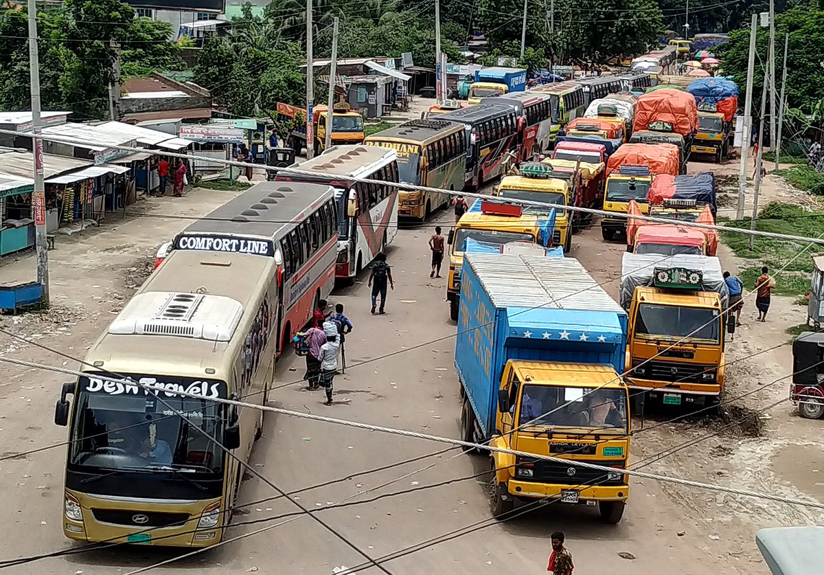 ঈদে ঘরমুখী যাত্রী ও যানবাহনের চাপ বাড়ছে মানিকগঞ্জের পাটুরিয়া ঘাটে। যাত্রীবাহী বাস ও পণ্যবাহী গাড়িগুলো ফেরির জন্য দীর্ঘ সারিতে দাঁড়িয়ে আছে। শনিবার সকালে পাটুরিয়ার জিরো পয়েন্ট এলাকায়।