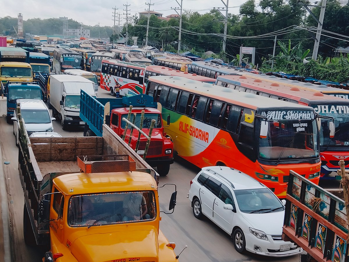 ঢাকা-টাঙ্গাইল মহাসড়কে গাজীপুরের কালিয়াকৈর উপজেলার চন্দ্রা ত্রিমোড় এলাকায় শনিবার সকালে যানবাহনের চাপ বাড়ছে। এতে থেমে থেমে যানজটের সৃষ্টি হয়