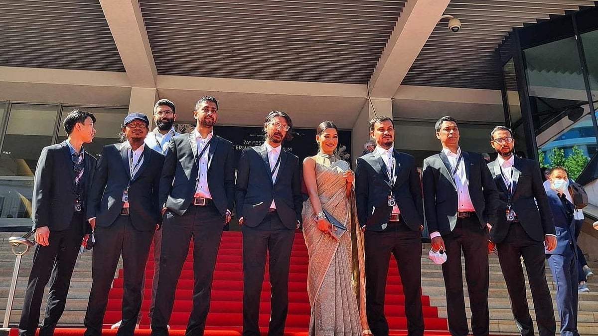 ‘রেহানা মারিয়াম নূর’ ছবির সতীর্থদের সঙ্গে আলোচিত ও প্রশংসিত জামদানিতে বাঁধন