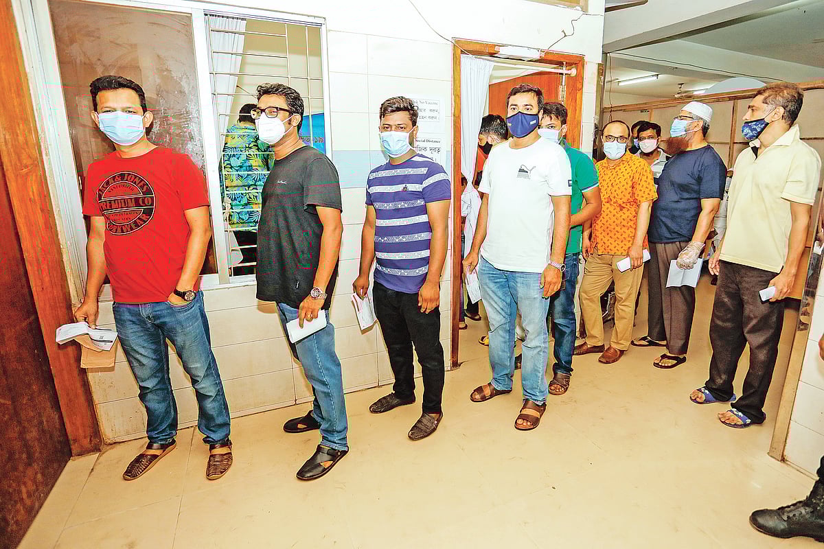 করোনার টিকা নিতে লাইনে অপেক্ষায় মানুষ। গত রোববার ঢাকা শিশু হাসপাতালে।