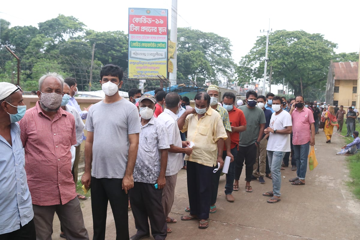 রংপুর মেডিকেল কলেজ হাসপাতালের টিকাকেন্দে গণহারে টিকা দেওয়া শুরু হয়েছে। বাইরে মানুষের দীর্ঘ লাইন। রংপুর মেডিকেল কলেজ হাসপাতাল, রংপুর, ১৩ জুলাই।