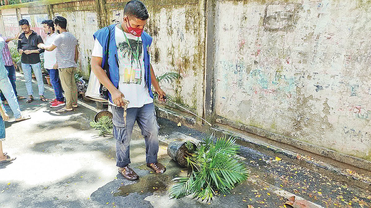 চিরুনি অভিযানে মশার ওষুধ ছিটাচ্ছেন ঢাকা উত্তর সিটির মশককর্মীরা। গতকাল দুপুরে মিরপুরের রূপনগর আবাসিক এলাকায়।