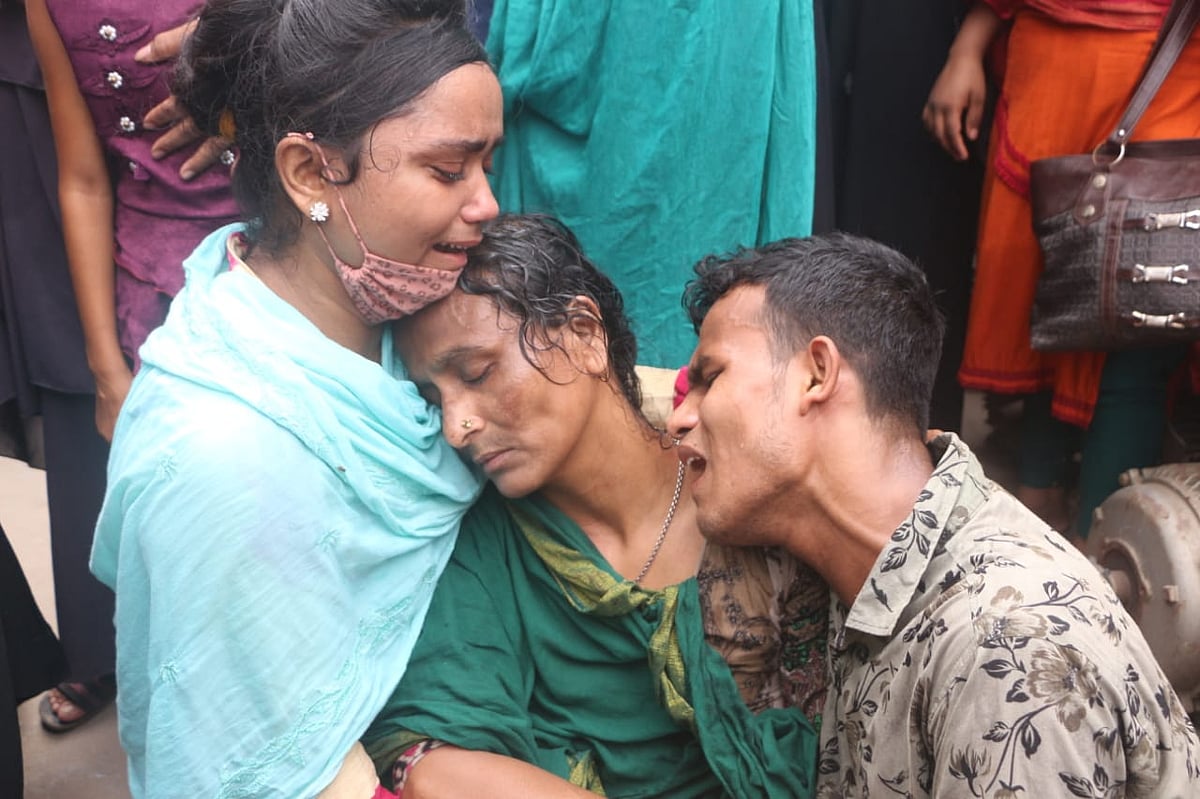 নিখোঁজ তাসলিমা বেগমের মা ফিরোজা বেগম , বোন সুলতানা ও ভাই মো. এরশাদের আহাজারি। নারায়ণগঞ্জের রূপগঞ্জের কর্ণগোপ এলাকার হাসেম ফুড কারখানার সামনে আজ সকালে।