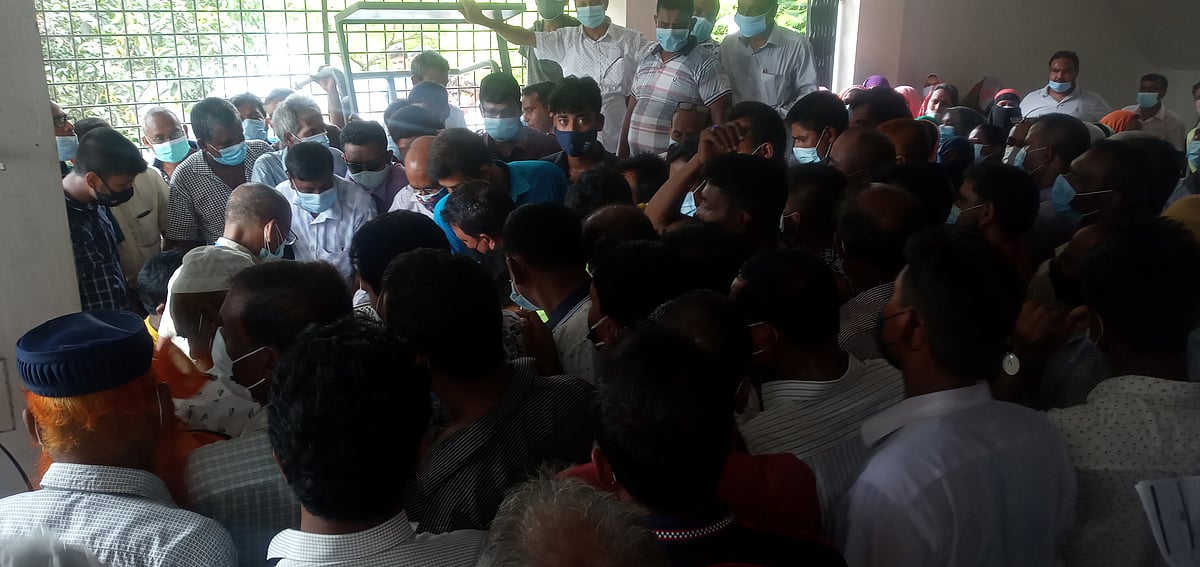 টিকা নিতে মানুষের উপচে পড়া ভিড়। পরে হট্টগোল থামাতে পুলিশ ডাকা হয়। মঙ্গলবার দুপুরে দুর্গাপুর উপজেলা স্বাস্থ্য কমপ্লেক্সের দ্বিতীয় তলায়
