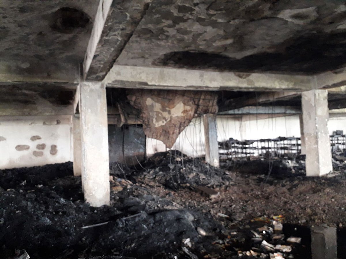 অগ্নিকাণ্ডের ঘটনায় নারায়ণগঞ্জের রূপগঞ্জে হাসেম ফুডস লিমিটেডের পাঁচতলার সিলিংয়ের একটি অংশ ধসে পড়েছে