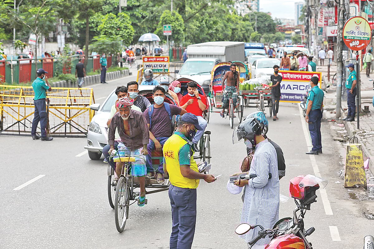 রাজধানীসহ সারা দেশে চলছে কঠোর বিধিনিষেধ। গতকাল িনউমার্কেট এলাকায়