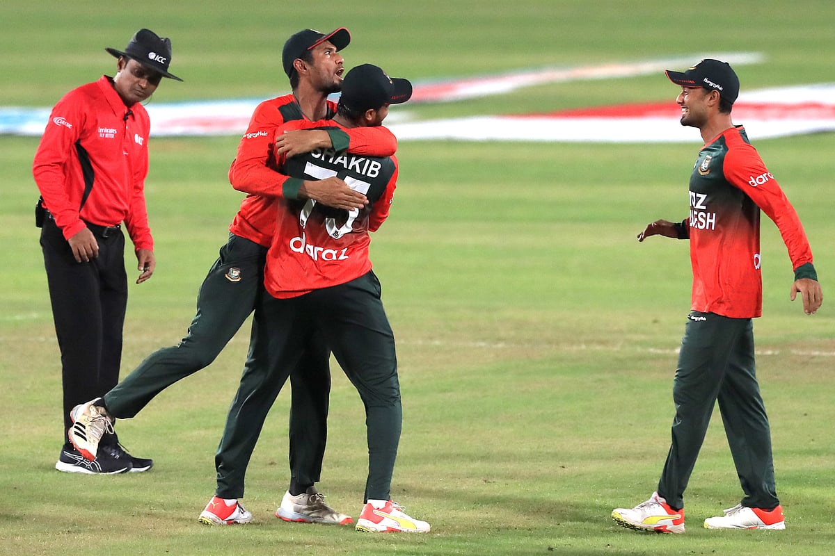 জয়ের পর সাকিবকে জড়িয়ে ধরলেন বাংলাদেশ অধিনায়ক মাহমুদউল্লাহ